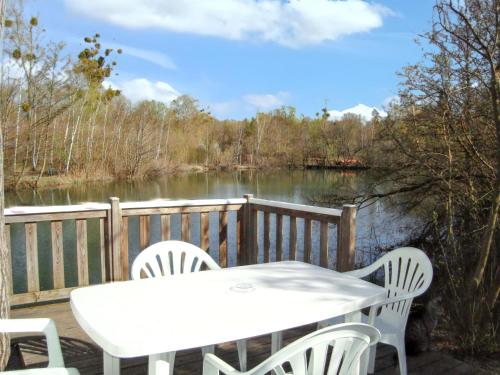 Photo de la galerie de l'établissement Bungalow charmant à Saint-Hilaire-sous-Romilly avec piscine, à Saint-Hilaire-sous-Romilly