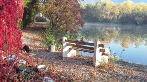 Photo de la galerie de l'établissement Bungalow charmant à Saint-Hilaire-sous-Romilly avec piscine, à Saint-Hilaire-sous-Romilly