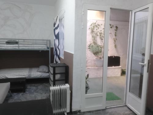 une pièce avec une porte coulissante en verre et une chambre dans l'établissement Rabasa Alicante - Casas de Planta Baja Familiar para 8 Personas, à Alicante