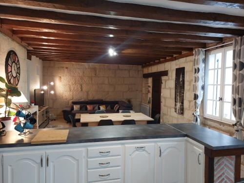 un salon avec un canapé et une table dans l'établissement La Tourangelle, à Tours