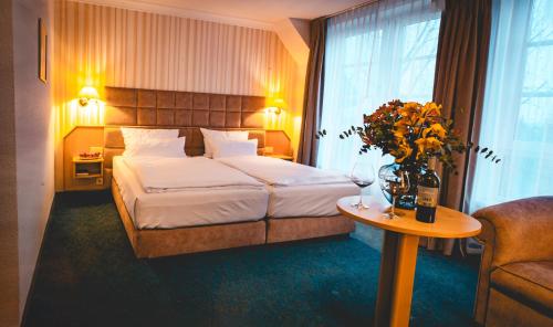 Postel nebo postele na pokoji v ubytování Hotel Marschall Duroc