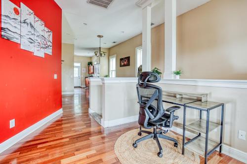 a office with a glass desk and a chair at Free Early Check-In or Late Check-Out - 5 mins to DT & Forsyth - Mini Gym in Savannah