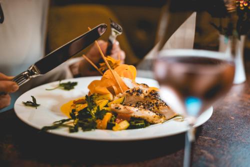 ホテルの敷地内または近くでの食事または食べ物
