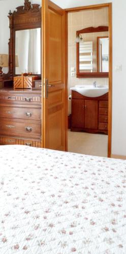 une salle de bain avec un lit, un lavabo et un miroir dans l'établissement Maison chaleureuse à Nages avec vue sur lac et montagne, à Nages
