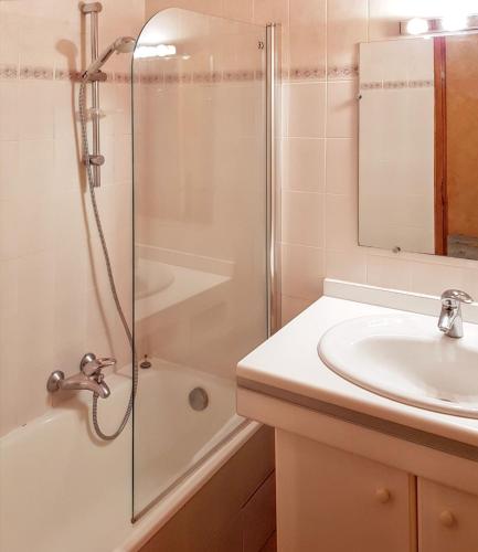 Bilik mandi di Studio cosy à Les Gets 25 m² avec vue montagne