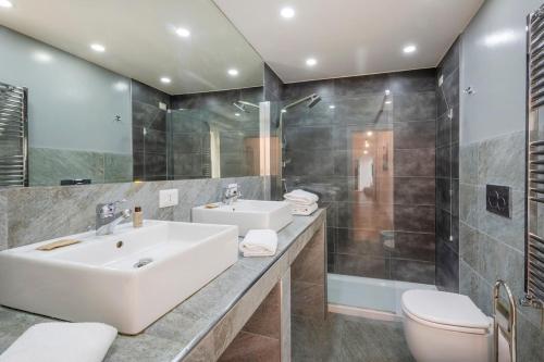 Luxury 3 Bedrooms Apt - B Home