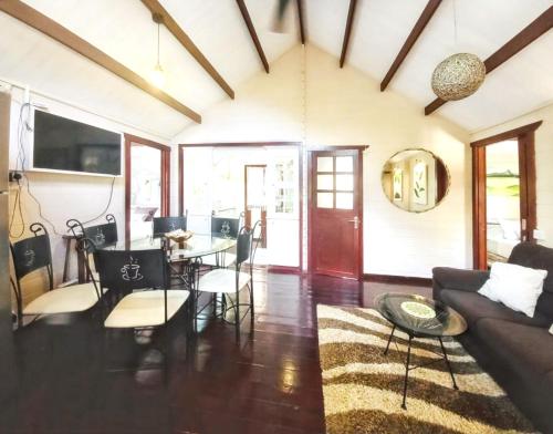 TV/trung tâm giải trí tại Charming house in Albion + enclosed garden and shared pool