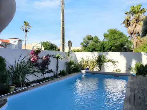 une piscine dans l'arrière-cour d'une maison dans l'établissement Villa charmante à Agde avec piscine privée et jardin, au Cap d'Agde