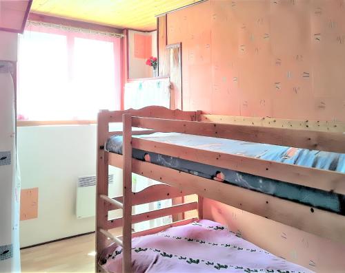 a room with two bunk beds and a window at Appartement accueillant à Selonnet de 80 m² avec piscine partagée in Selonnet