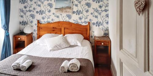 une chambre avec un lit avec deux serviettes dessus dans l'établissement Maison confortable à Saint-Germain-du-Pert avec piscine privée, à Saint-Germain-du-Pert