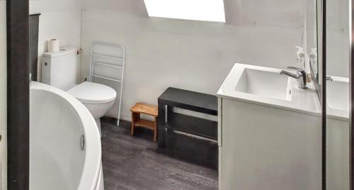 une salle de bain avec un lavabo et des toilettes dans l'établissement Maison confortable à Saint-Germain-du-Pert avec piscine privée, à Saint-Germain-du-Pert
