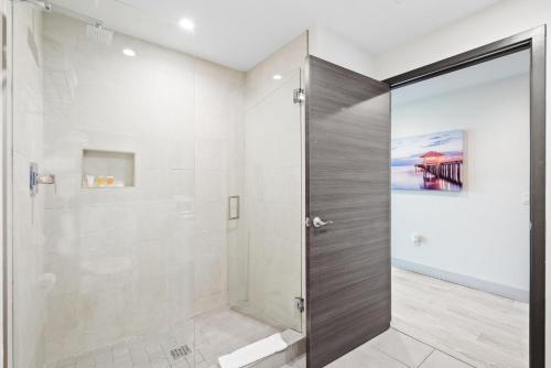 a shower with a glass door in a bathroom at Hollywood Studios Condo Costa in Hollywood