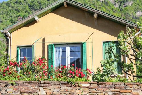 Maison accueillante à Bagnères-de-Luchon avec vue sur la montagne.b