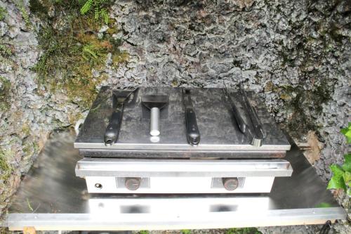 une vue de tête sur une cuisinière à gaz dans un arbre dans l'établissement Maison accueillante à Bagnères-de-Luchon avec vue sur la montagne.b, à Luchon