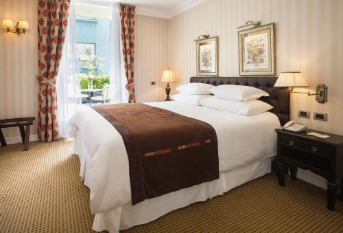 a hotel room with a large bed and a window at Hotel Boutique Le Reve in Santiago