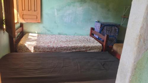 una piccola camera da letto con un letto in una stanza di Fazendinha a Belém