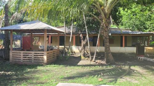 una casa con un gazebo accanto a una palma di Fazendinha a Belém
