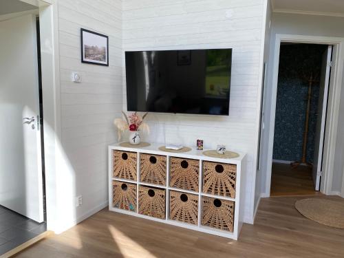 TV a/nebo společenská místnost v ubytování Joarsbo, Stuga 3, Klinten