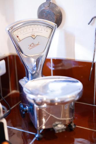 un mixeur assis au-dessus d'une table dans l'établissement La Bastide des Milles, à Apt