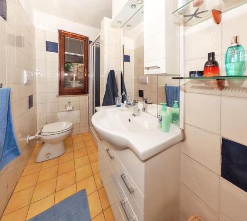 Ένα μπάνιο στο Charming House in Tergu with Sea View