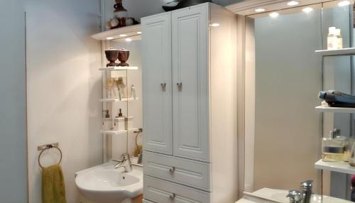 La MontagneStudio cosy avec terrasse à La Montagne 25 m²的带淋浴和水槽的白色浴室