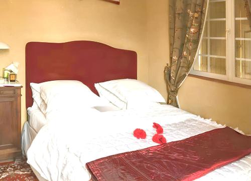 a bed with two red stuffed birds sitting on it at Maison accueillante à Arles - Jardin, Parking privé in Arles