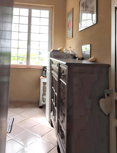 Il comprend une cuisine équipée d'un four et d'un comptoir. dans l'établissement Maison accueillante à Arles - Jardin, Parking privé, à Arles