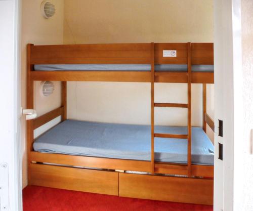 a bunk bed room with two bunk beds at Appartement accueillant Saint-Lary-Soulan 45 m² Piscine partagée in Saint-Lary-Soulan