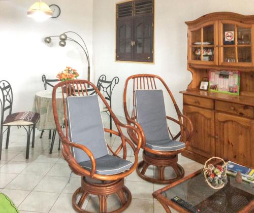 Гостиная зона в Appartement spacieux à Petit Canal - 65 m² - Vue sur jardin