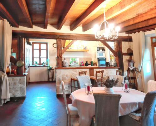 Χώρος καθιστικού στο Maison charmante à Montoldre + jardin