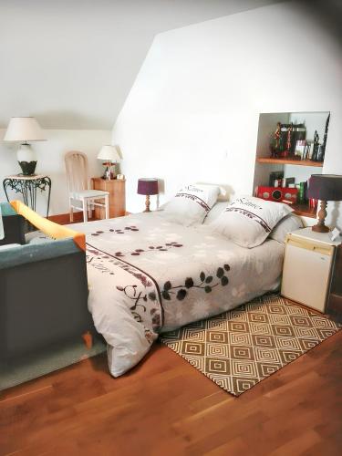 - un lit avec une planche de surf dans une chambre dans l'établissement Maison charmante à Montoldre + jardin, à Montoldre