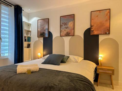 - une chambre avec un lit orné de 4 peintures murales dans l'établissement L'intrépide - Centre-ville - 4 personnes, à Chartres