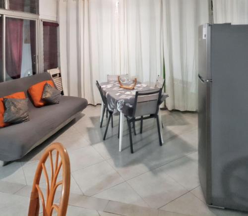 a living room with a table and a couch at Appartement confortable à Sainte-Luce 50 m² vue mer in Sainte-Luce