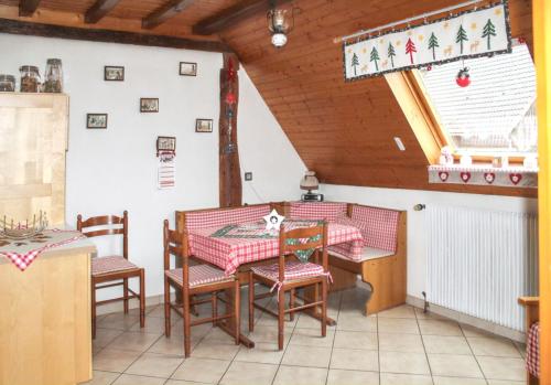 una sala da pranzo con tavolo e alcune sedie di Maison charmante avec vue sur la montagne à Triembach-au-Val a Triembach-au-Val