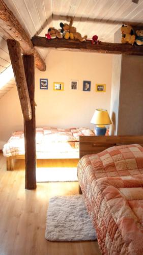 une chambre avec deux lits et une table avec une lampe dans l'établissement Maison charmante avec vue sur la montagne à Triembach-au-Val, à Triembach-au-Val