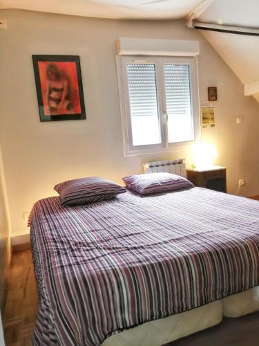 - une chambre avec un lit et 2 oreillers dans l'établissement Villa élégante à Château-la-Vallière avec piscine privée, à Château-la-Vallière