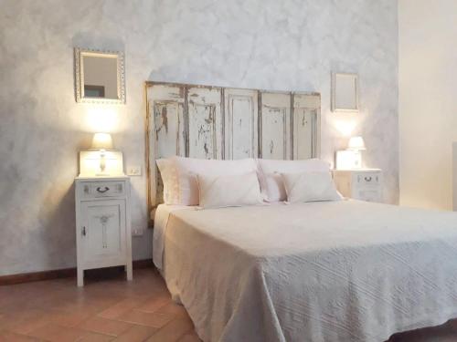 Postel nebo postele na pokoji v ubytování Charming Apartment in Lisciano Niccone with Shared Pool