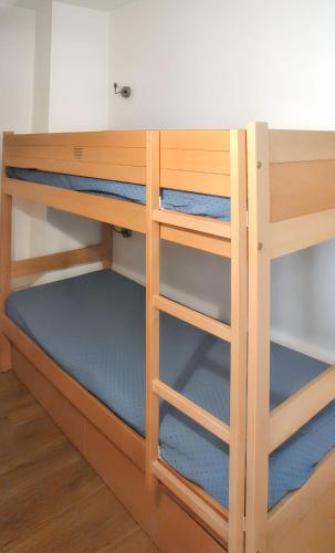 - un lit superposé avec 2 boutons dans l'établissement Charmant studio vue mer à Pornichet 30 m² avec terrasse, à Pornichet