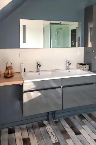 a bathroom with two sinks and a mirror at Maison spacieuse à Le Vivier-sur-Mer, proches des commodités in Le Vivier-sur-Mer