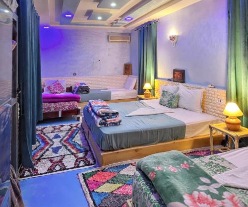 pokój hotelowy z dwoma łóżkami i kanapą w obiekcie Sumptuous Villa in Aït Ben Haddou with Private Pool w mieście Ajt Bin Haddu