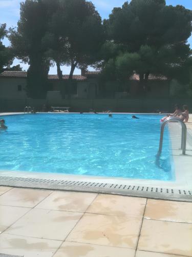 - une piscine avec un toboggan dans l'établissement Charmant appartement avec piscine partagée à Agde, au Cap d'Agde