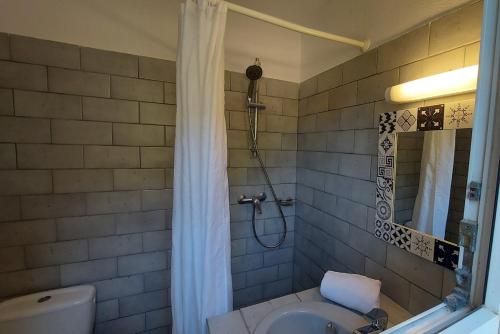 une salle de bain avec douche et lavabo dans l'établissement Villa 