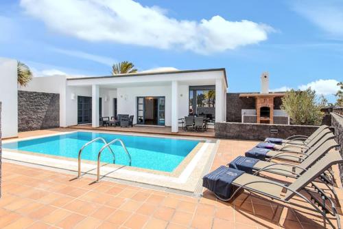 Elegant Villa near Playa Blanca, private pool, garden.