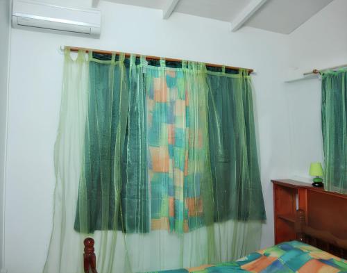Ένα ή περισσότερα κρεβάτια σε δωμάτιο στο Appartement charmant à Port-Louis avec jardin clôturé