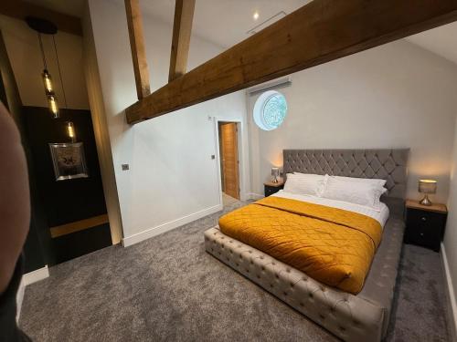 Giường trong phòng chung tại Willow Barn - Nantwich, with Hot Tub