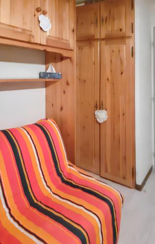 un tapis rayé installé au sol dans une pièce dans l'établissement Studio confortable à Allos 20 m² avec vue montagne, à Allos