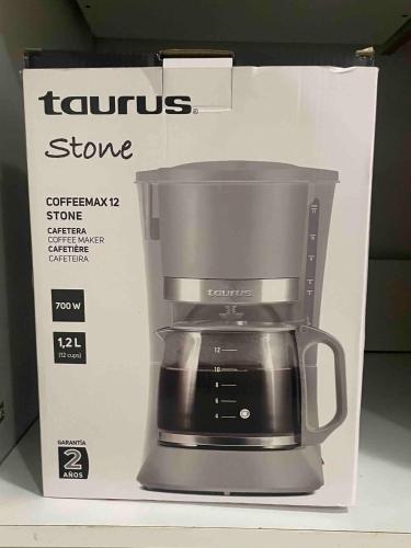 a coffee maker in a box on a shelf at Cómodo y agradable departamento con estacionamiento y portón eléctrico in Guasave