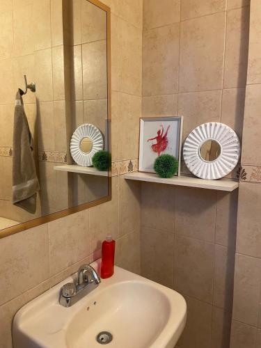a bathroom with a sink and a mirror at Cómodo y agradable departamento con estacionamiento y portón eléctrico in Guasave