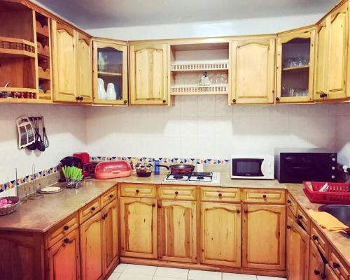 Η κουζίνα ή μικρή κουζίνα στο Spacious Apartment in Fnideq with Terrace and Garden