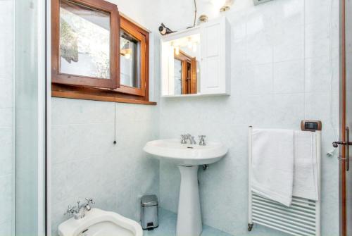 Ένα μπάνιο στο Charming house in Ramazzano - Le Pulci with shared pool